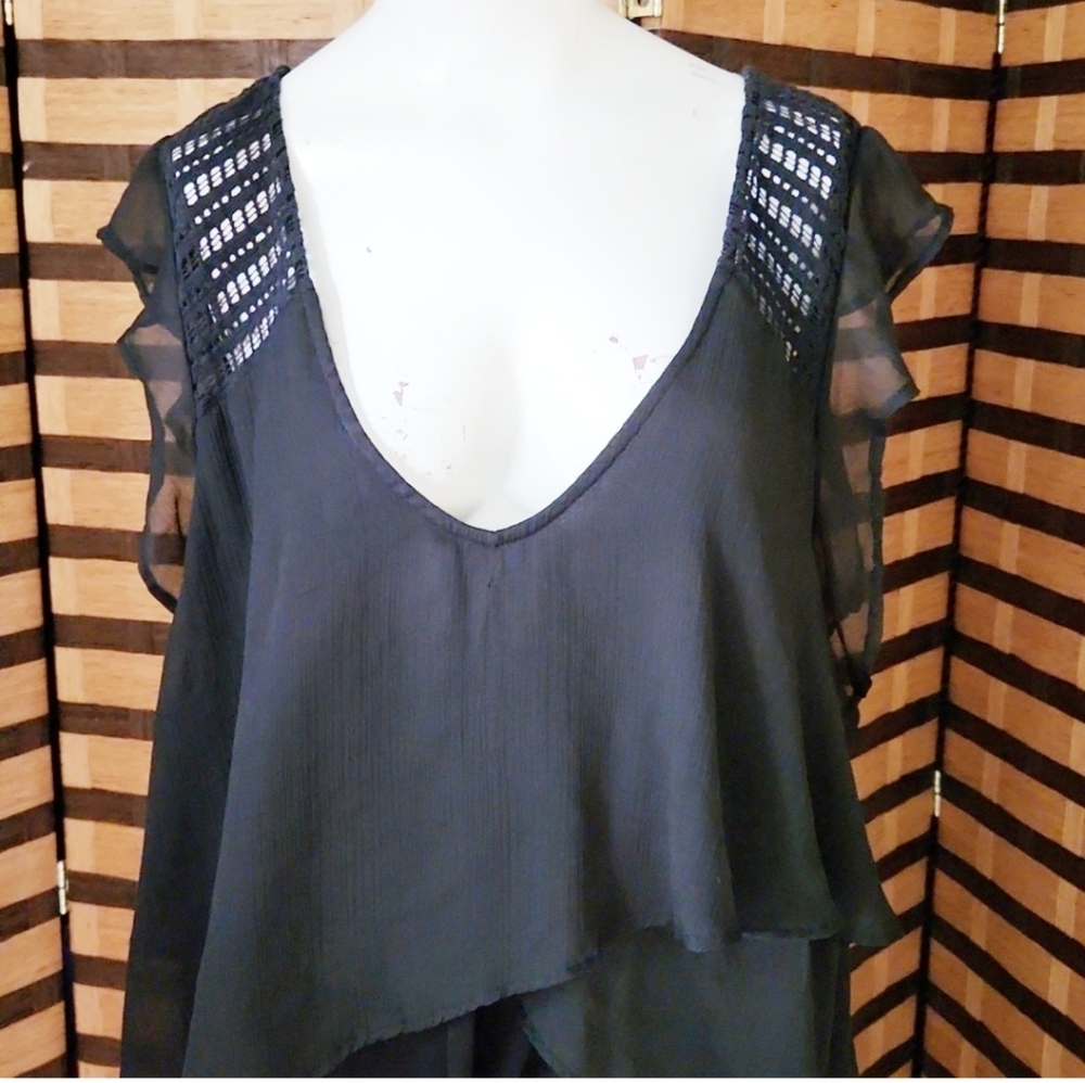 Jessica Simpson ruffled top